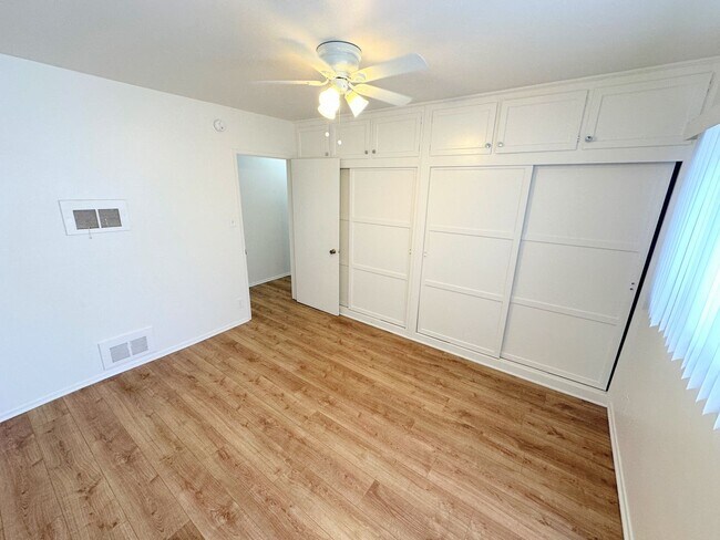 Building Photo - WEST LA: Large & Bright 1 bed/1 bath apart...