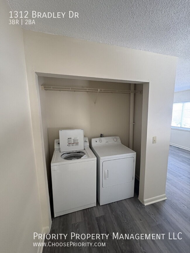 Building Photo - 1312 Bradley Dr