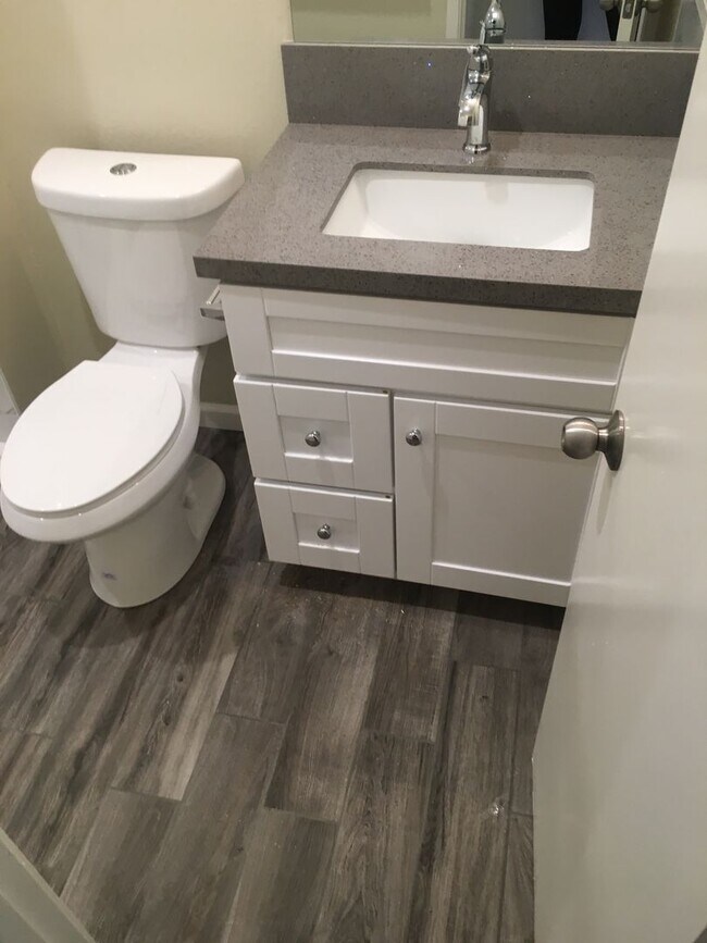 Building Photo - Spacious 4-Bed Townhome in the Heart of Cl...