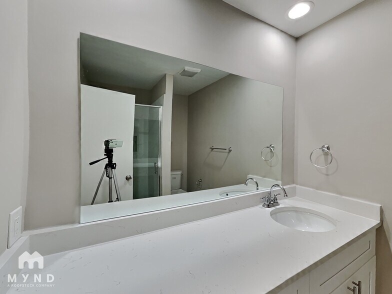 Building Photo - 1322 N Cliff Valley Way NE