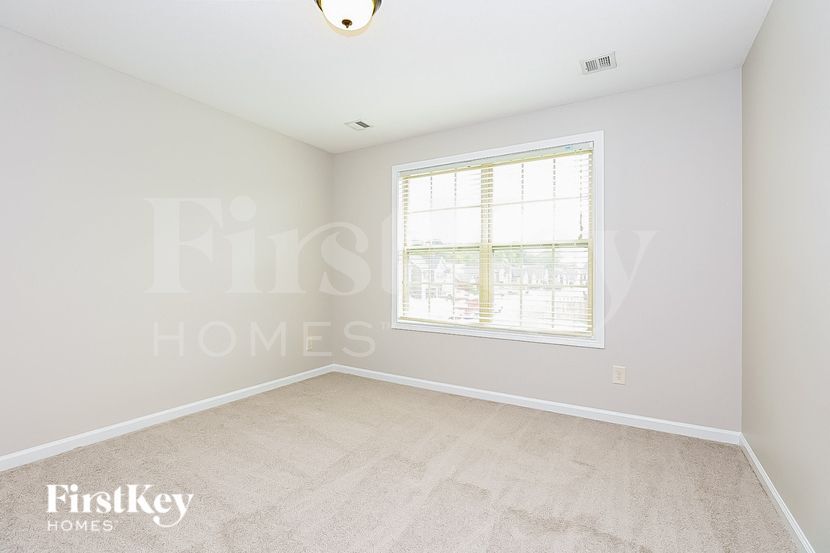 Building Photo - 698 Ellie Nat Dr