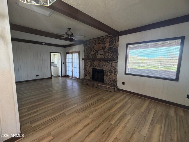 Building Photo - 1328 E Maddock Rd