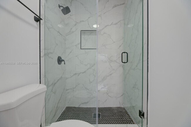 Building Photo - 650 E 65th St