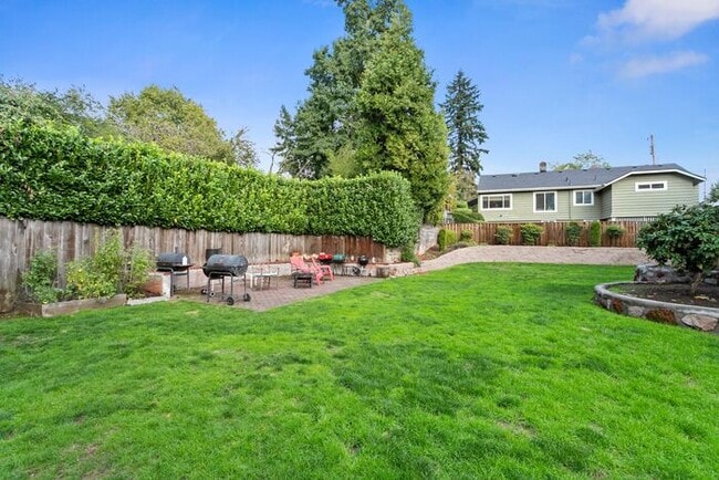 Building Photo - this is a must see large 2 bed 1bath. Clos...