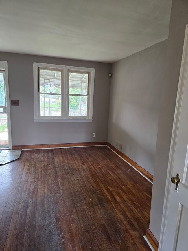 Building Photo - The Perfect 2 Bed / 1 Bath Townhouse 5 min...