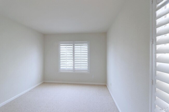 Building Photo - 359 Glenn Lakes Dr