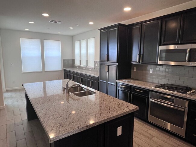 Building Photo - BEAUTIFUL HOME IN ROSEVILLE IN THE GATED COMMUNITY OF STONE POINT!!