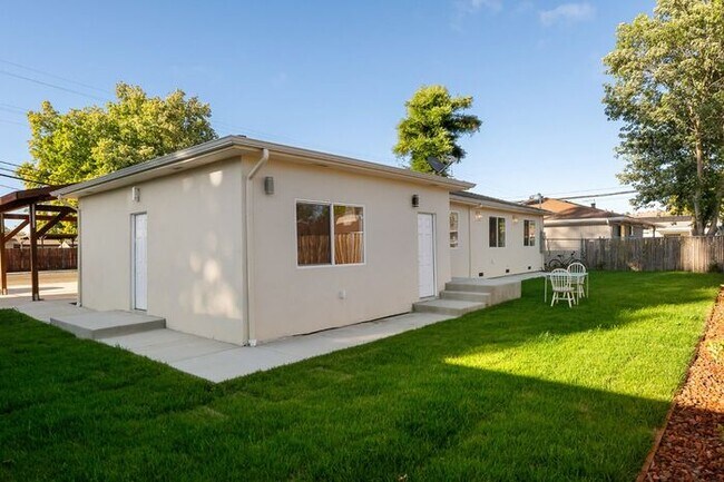 Building Photo - 113 Donaldson Way W