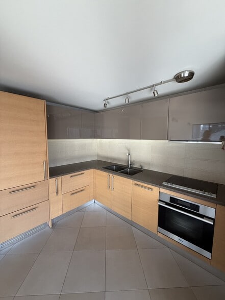 Building Photo - 10 E Ontario St