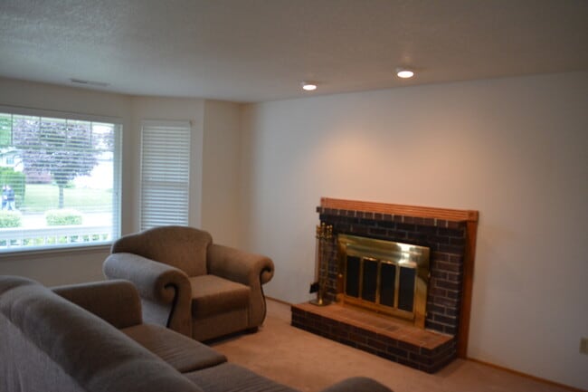 Building Photo - 412 NE 175th Ave