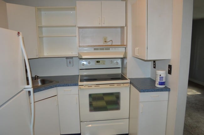 Building Photo - FOR RENT: 2 Bedroom house