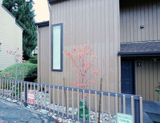 Building Photo - Beautiful townhouse available for rent