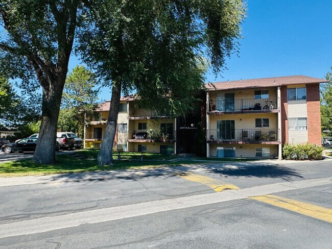 Building Photo - **Move in Special 1/2 off First month!** Cozy 2B/2 Bath Apartment in Millcreek