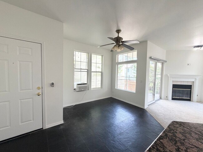 Building Photo - Light & Bright End Unit Condo!
