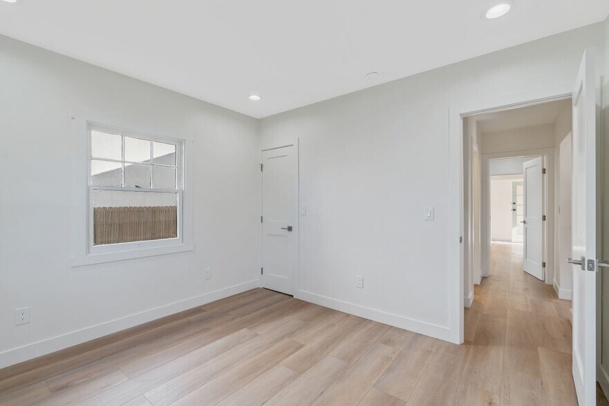 Building Photo - 744 Gladys Ave