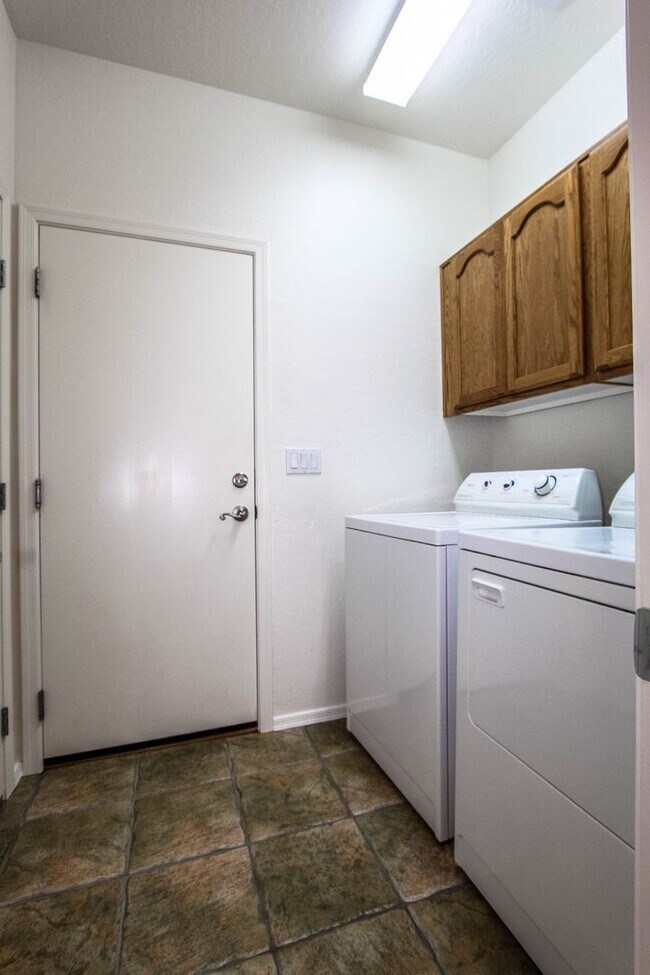 Building Photo - 3 Bedroom in Stoneridge