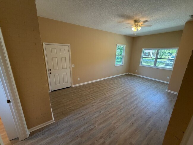 Building Photo - 2640 Canary Dr