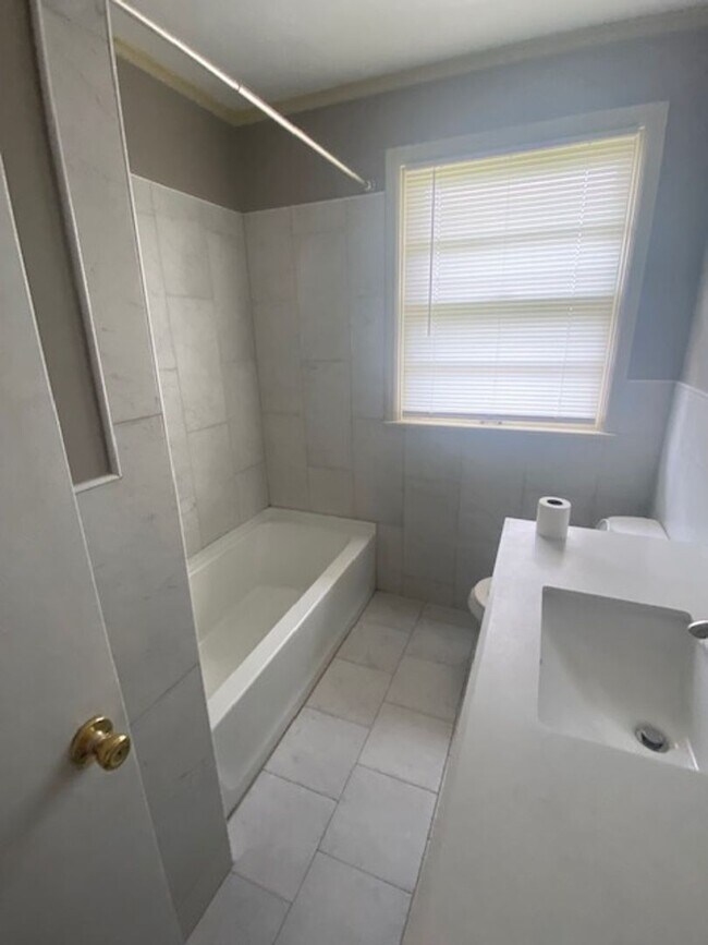 Building Photo - Renovated 3 Bedroom 3 Bath Home with Gameroom/4th Bedroom for Rent!