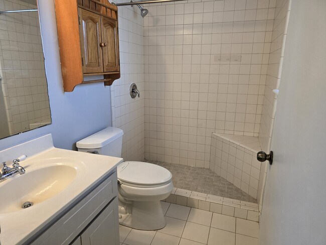 Building Photo - 425 Sunnyside Dr