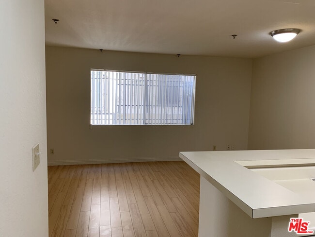 Building Photo - 420 S Harvard Blvd