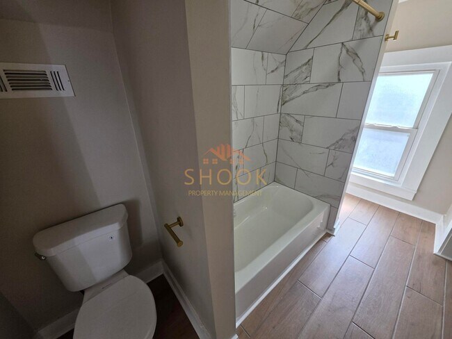 Building Photo - **MOVE-IN SPECIAL** Centrally Located and Remodeled 4BR Home