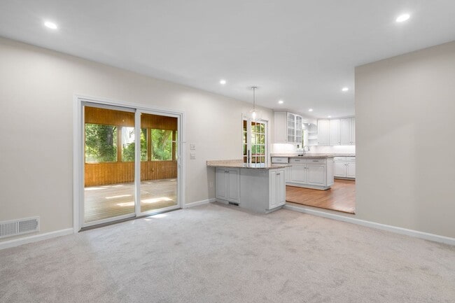 Building Photo - 5 Bed 3 Bath - Rockville Colonial - Update...