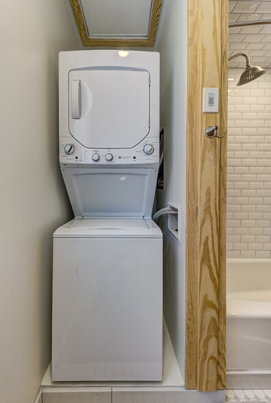 Washer / Dryer - 1220 Adams St