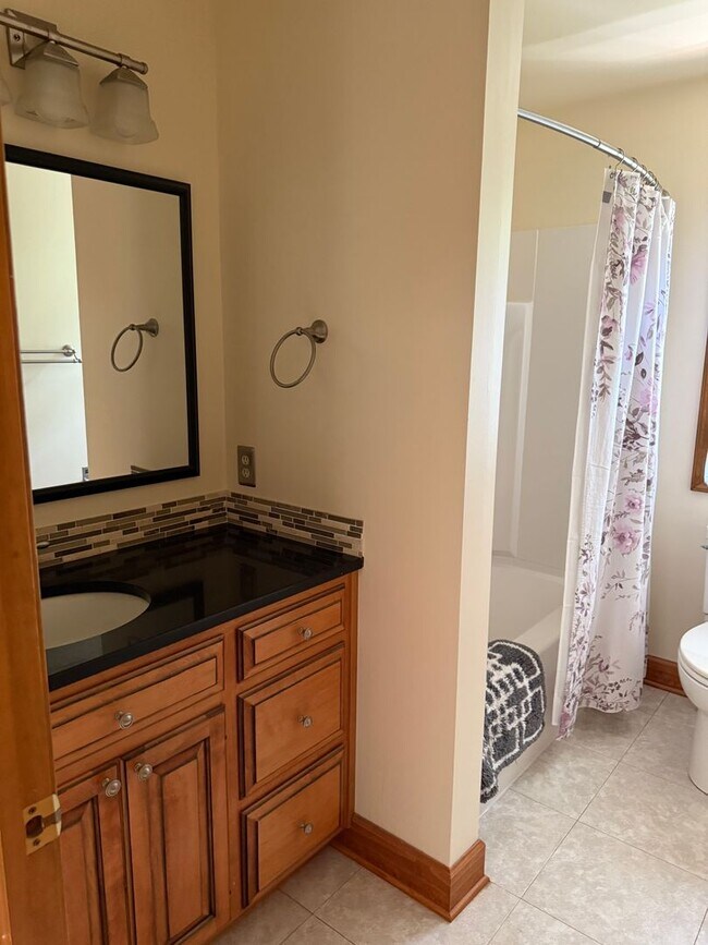 Building Photo - 1531 E Strohm Dr