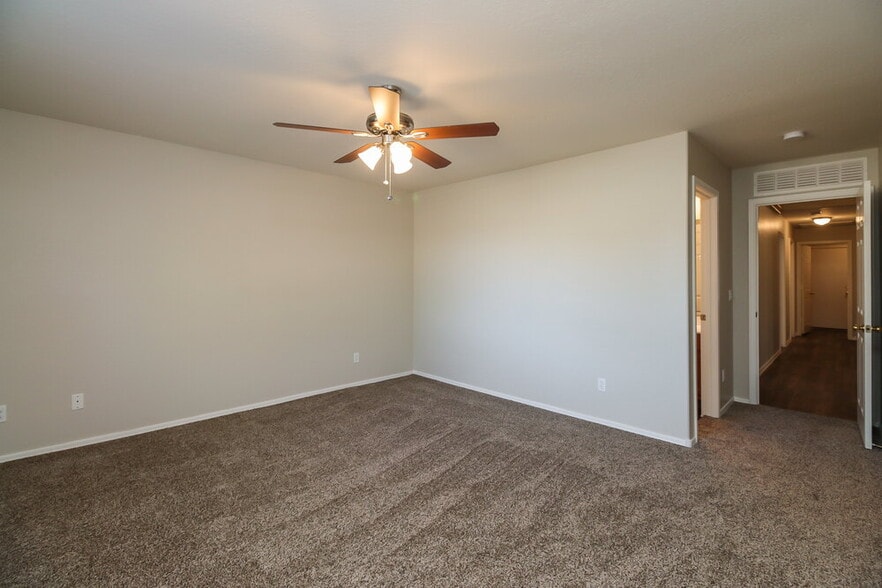 Building Photo - 432 S Sabrina