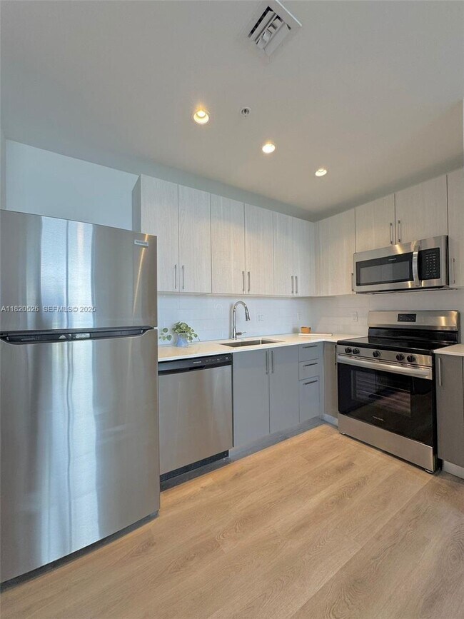 Building Photo - 1642 NE 1st Ave