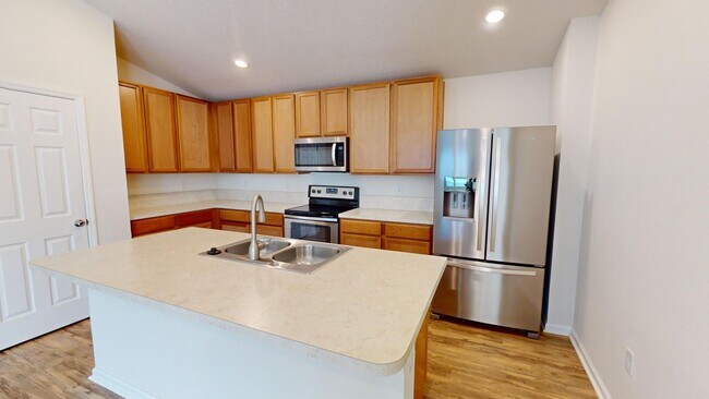 Building Photo - LOCATION! LOCATION! LOCATION!