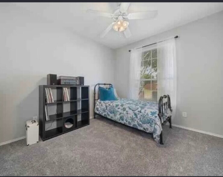 Building Photo - 2716 Zoeller Dr