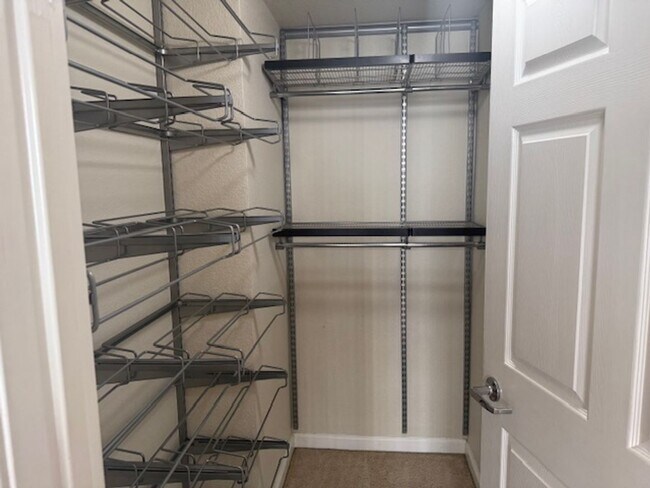 Building Photo - Charming Condo offer convinience and seclusion