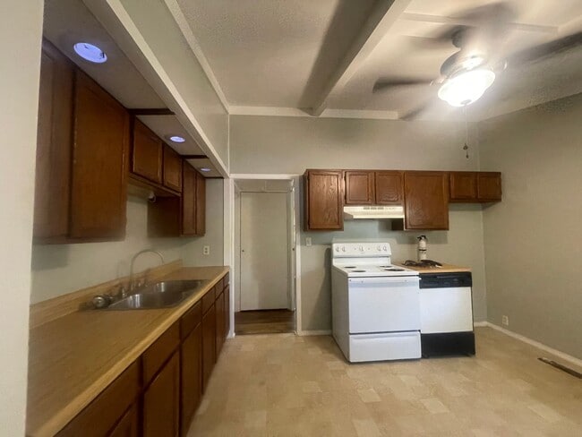 Building Photo - Cute 3 Bedroom Home
