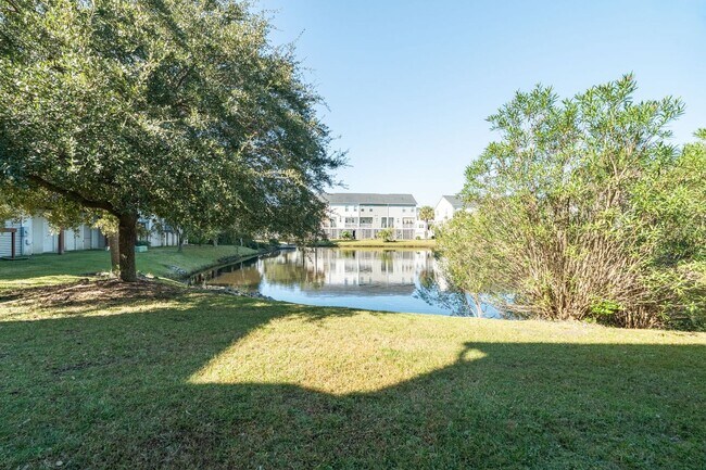 Building Photo - Modern Comfort Meets Nature!