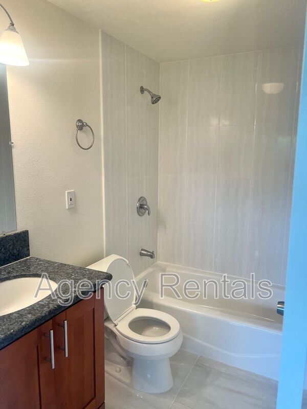 Building Photo - 948 Spencer St