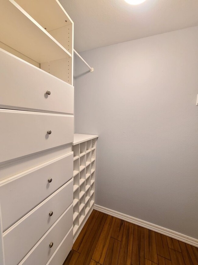 Building Photo - $1,650 - 2 Bed / 2 Bath Spacious Top Floor Condo (First Month Free!)