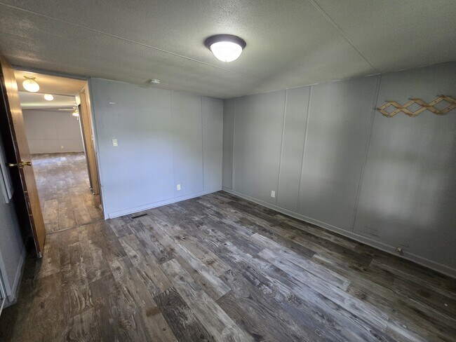 Building Photo - 700 W Ridgeway Ave