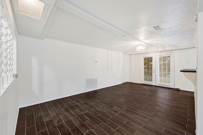 Building Photo - 957 Kerry Dr