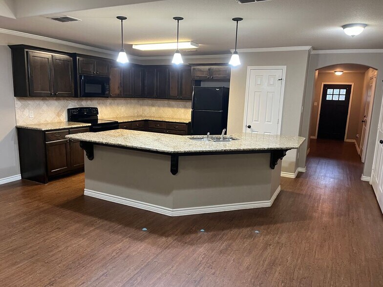 Building Photo - 165 Oakview Ct