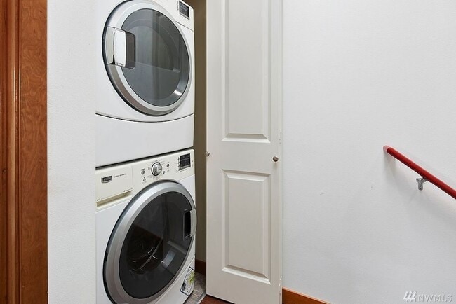 Building Photo - 3 bedroom / 2.5 bathroom townhome in West Seattle's Highland Park.