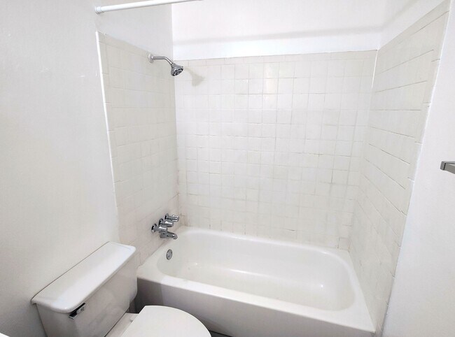 Building Photo - 2 BD 1 Bath Condo Remodeled Through-Out