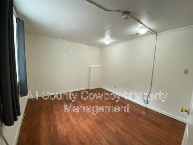 Building Photo - 566 N 9th St