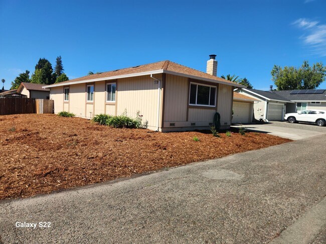 Building Photo - Bright and Cheery 4 bedroom, 2 bathroom ho...