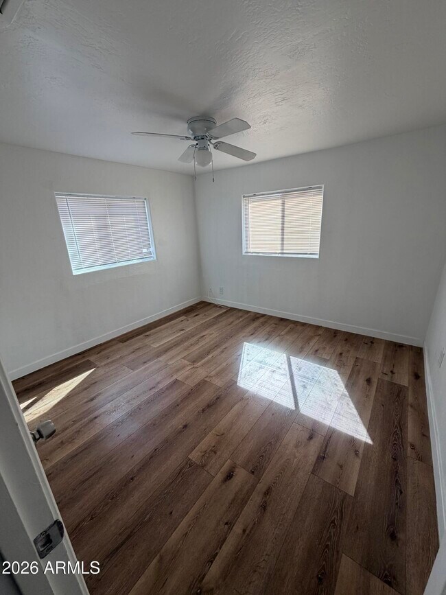 Building Photo - 2419 E Oak St