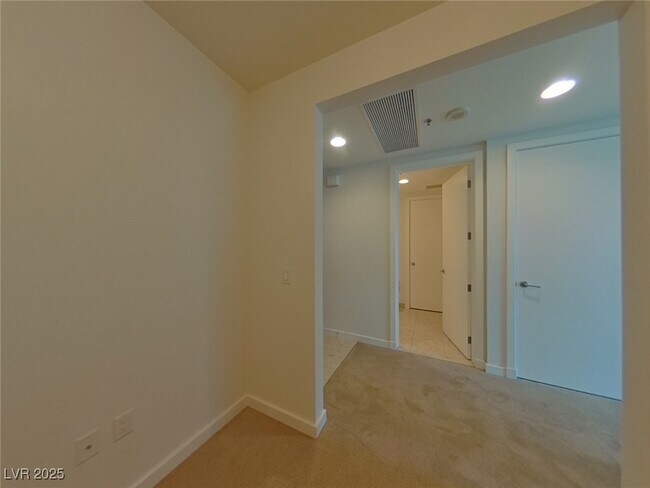 Building Photo - 4525 Dean Martin Dr