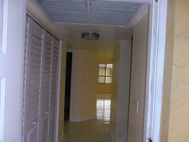 Building Photo - 877 Twin Lakes Dr