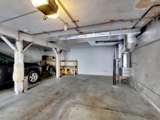Building Photo - STUNNING 2/2 W/ Dining Room and LARGE Atti...