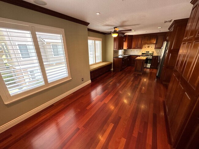 Building Photo - 3 Bed 2.5 Bath Townhouse W/ Garage