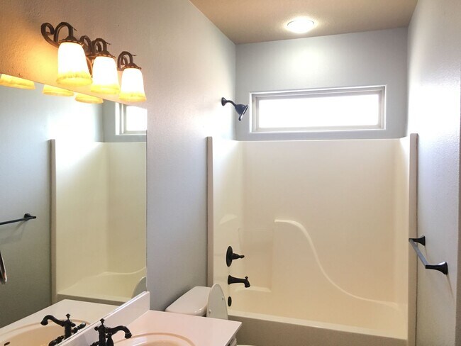 Building Photo - 5 bedroom 3 bath home in Fayetteville